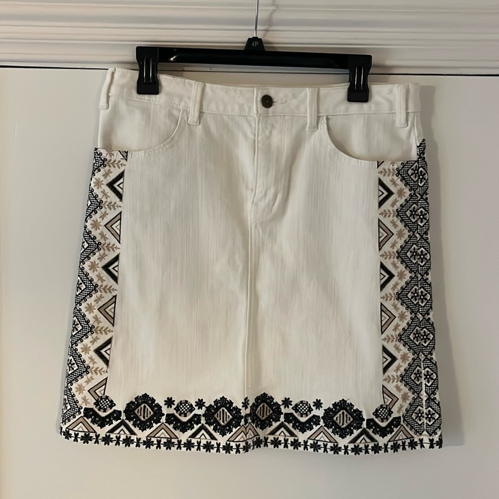Pilcro and the Letterpress by Anthropologie Denim skirt with embroidery Size 8